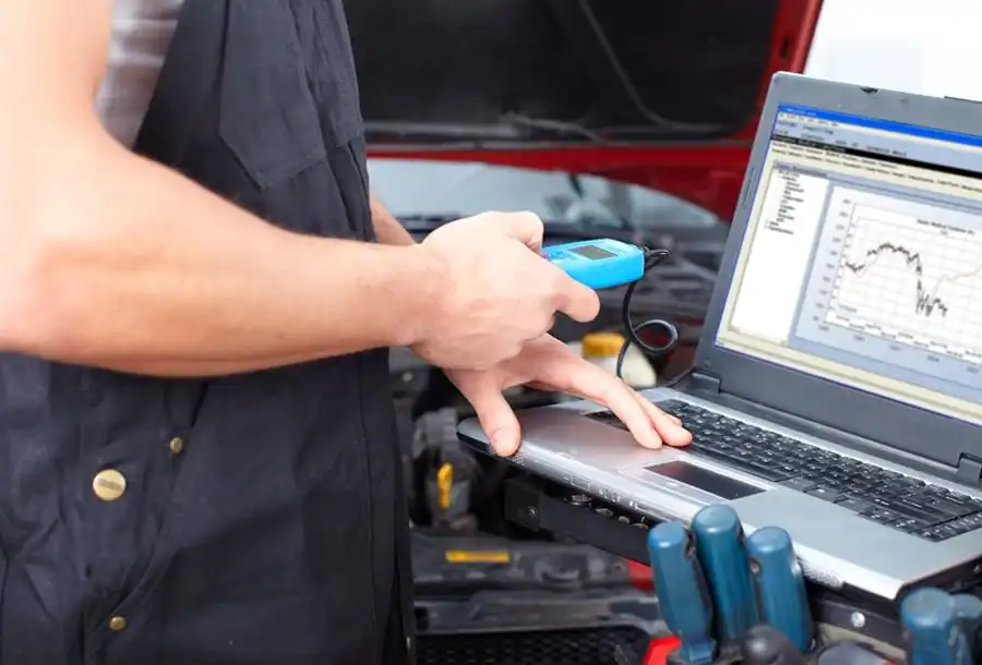 Diagnóstico computadorizado via scanner em veículo na Auto Elétrica Bitelão