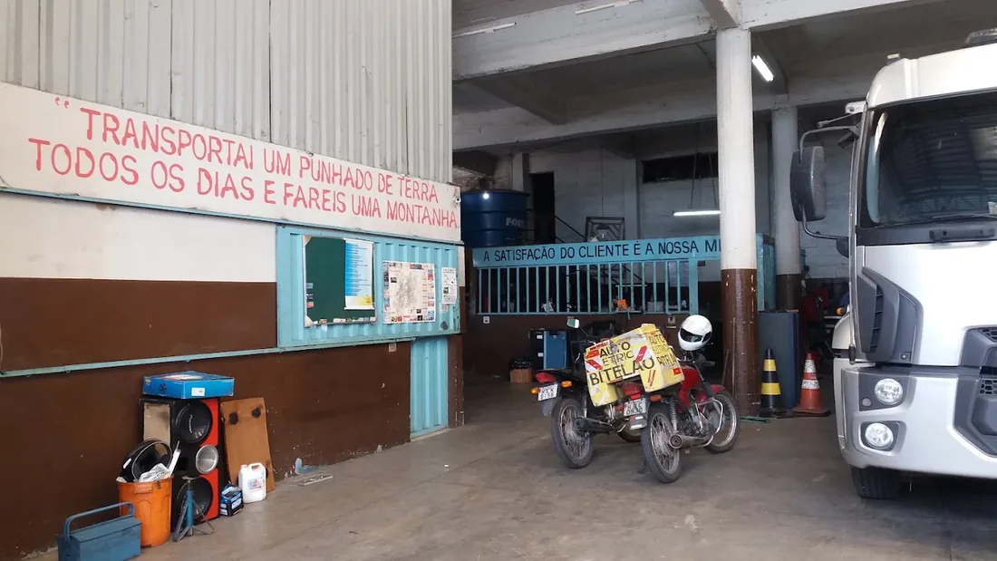 Área interna de serviços da Auto Elétrica Bitelão com caminhão em atendimento
